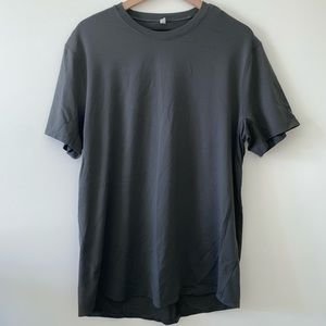 Men’s Lululemon charcoal gray tee